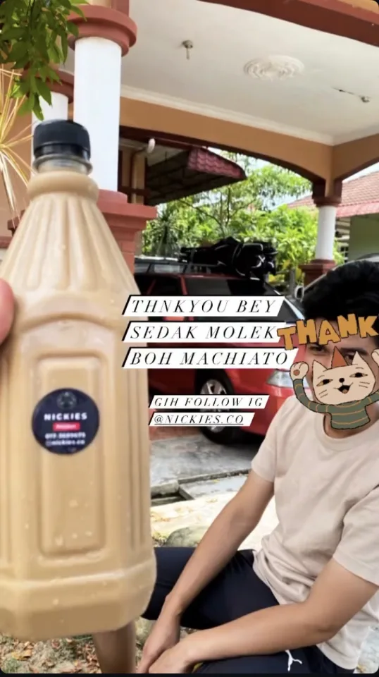 Customer showing a 1-litre bottle of Nickies Caramel Macchiato outside a house, with the note “Sedak molek boh machiato”